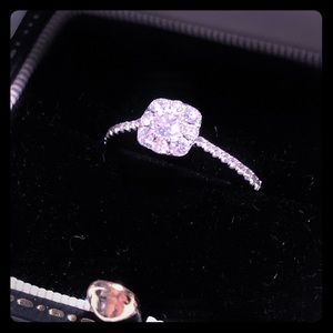 Women’s diamond ring 18K white gold